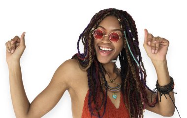 Kadın gülümsüyor ve stüdyoda dans