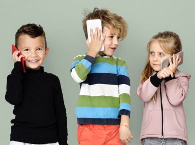 akıllı telefonlar kullanan arkadaşlar