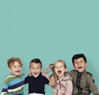 Çocuklar birlikte sarılma 