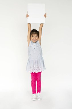 Boş pankart tutan kız