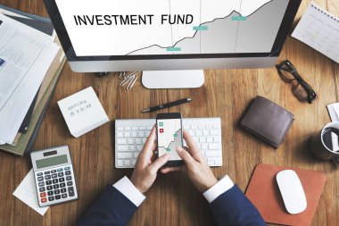 Akıllı telefon kullanan iş adamı