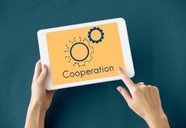 kişi holding dijital tablet