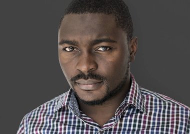 genç siyah elbise adam