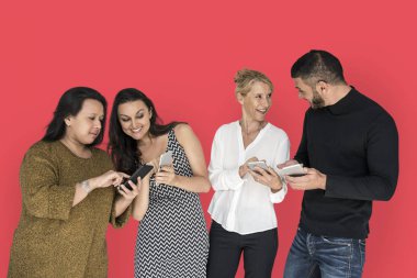 konuşmak ve akıllı telefonlar kullanarak çok ırklı insanlar