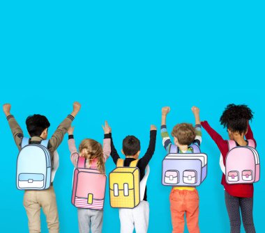 Okul arkadaşları ile kağıt sırt çantaları 