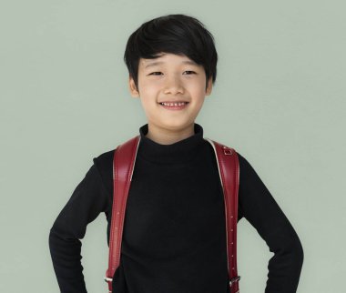 Asyalı okullu çocuk sırt çantası ile