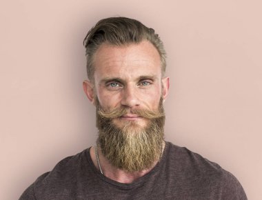 Yakışıklı sakallı hippi adam