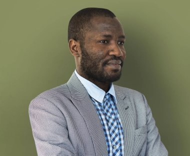 Takım elbiseli ciddi bir adam.