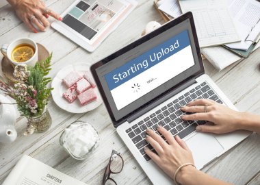 Masada dizüstü bilgisayar kullanan kadın