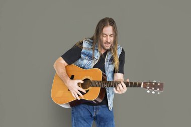 Sakallı adam akustik gitar çalmak