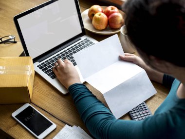 masada dizüstü bilgisayar kullanan kişi