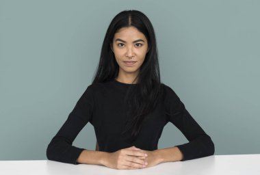 Asyalı kadın tablosu tarafından oturur