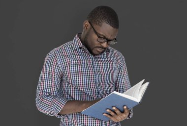 siyah elbise adam okuma kitabı