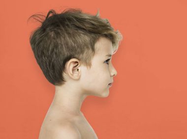 Çıplak göğüs ile küçük çocuk