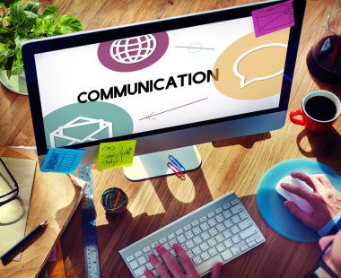 Bilgisayar kullanan bir iş adamı  