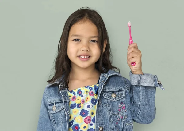 Niña sosteniendo el cepillo de dientes — Foto de Stock