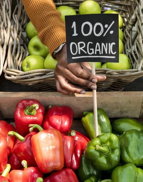 Greengrocer selling organic agricultural products — Stock Photo, Image