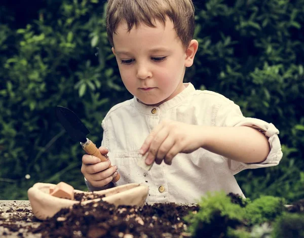 Niño jugando con tierra —  Fotos de Stock