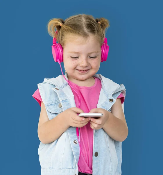Дівчина з навушниками слухає музику — стокове фото
