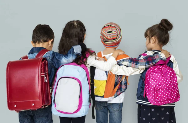 Školní děti s batohy — Stock fotografie