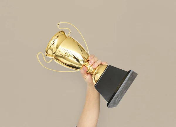 Hand holding gouden trofee — Stockfoto