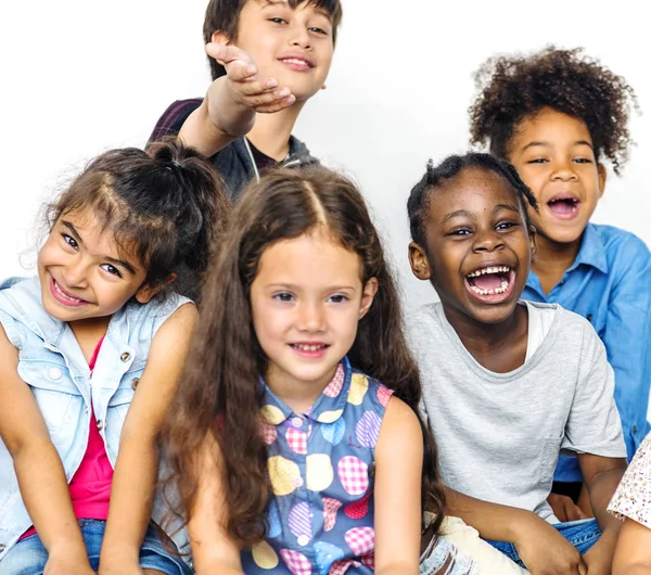 Kinder spielen zusammen — Stockfoto