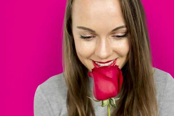 Mujer sonriendo con rosa — Foto de Stock