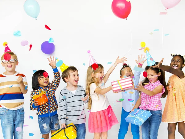 Bambini sulla festa di compleanno — Foto Stock