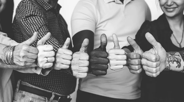 Persone che gesticolano Pollici in su — Foto Stock