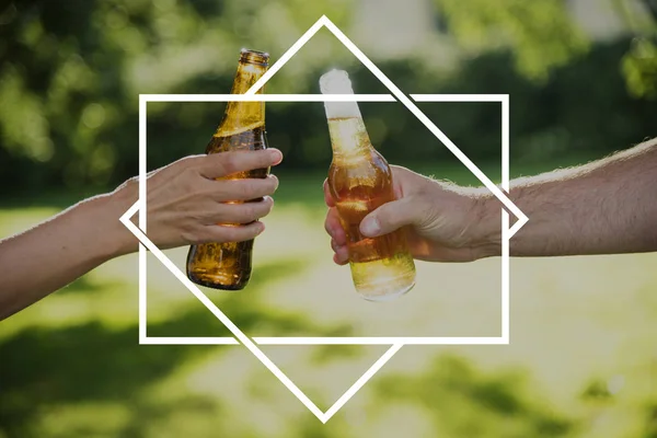 Par med ölflaskor — Stockfoto