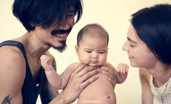 Ouders houden pasgeboren baby — Stockfoto
