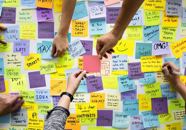 Handen met Sticky Notes — Stockfoto