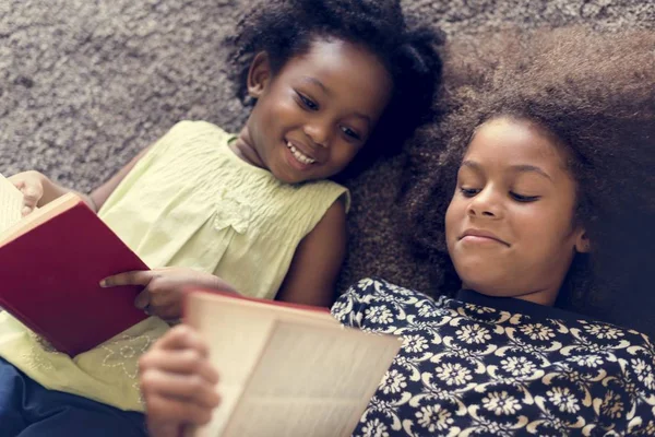 Sestry, čtení knih — Stock fotografie