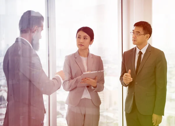 Gente de negocios hablando — Foto de Stock