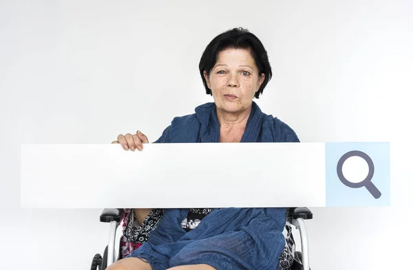 Gehandicapte vrouw in rolstoel houdt banner — Stockfoto