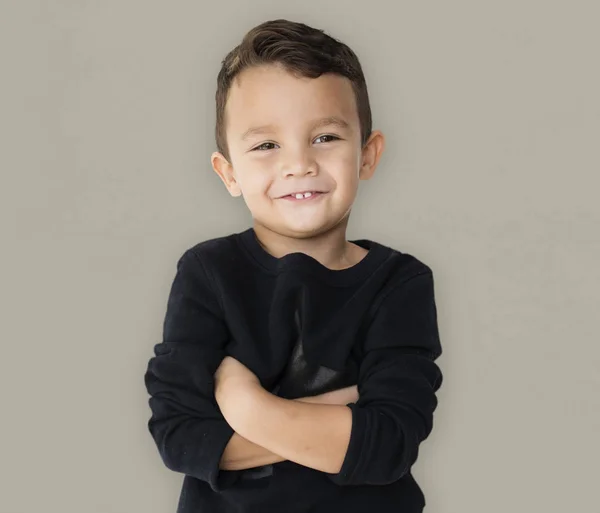 Niño sosteniendo brazos cruzados —  Fotos de Stock