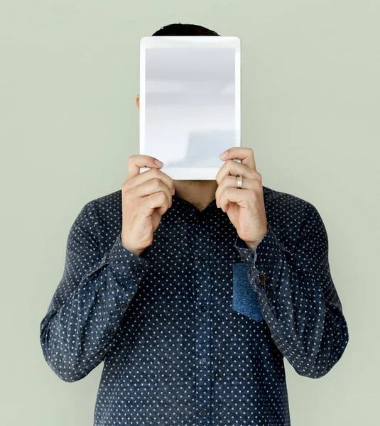 Rosto de cobertura de homem com tablet — Fotografia de Stock