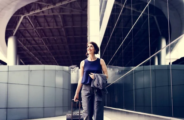 Geschäftsfrau mit Gepäck im Flughafen — Stockfoto