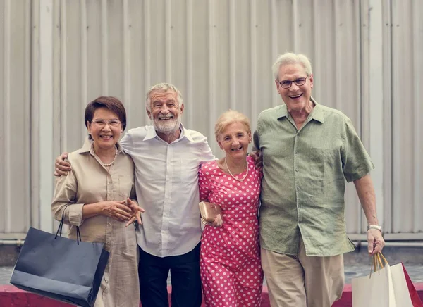 Personas mayores de pie juntas — Foto de Stock