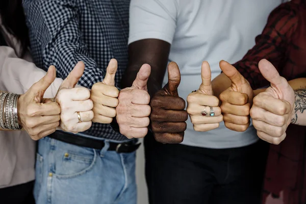 Hands showing thumbs up — Stock Photo, Image