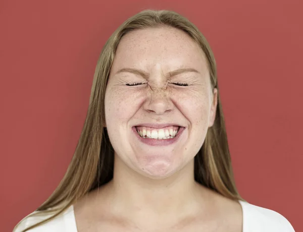 Donna con sorridente posa in studio — Foto Stock