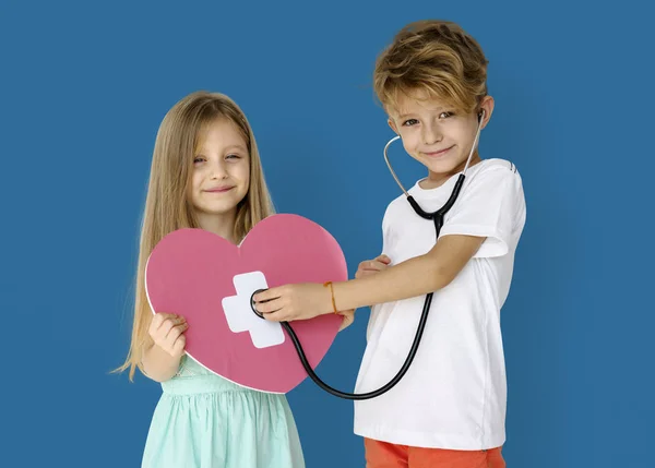 Barn lyssnar hjärtat med stetoskop — Stockfoto