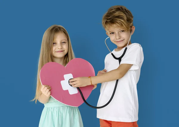 Enfants à l "écoute du cœur avec stéthoscope — Photo