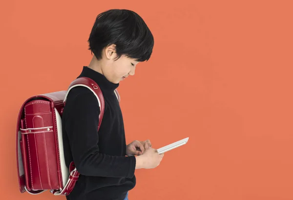 Aziatische jongen met behulp van digitale tablet — Stockfoto