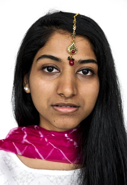Fiatal felnőtt indiai etnikai nő — Stock Fotó