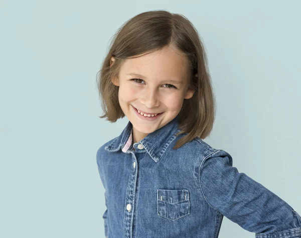 Ragazza caucasica con i capelli corti — Foto Stock