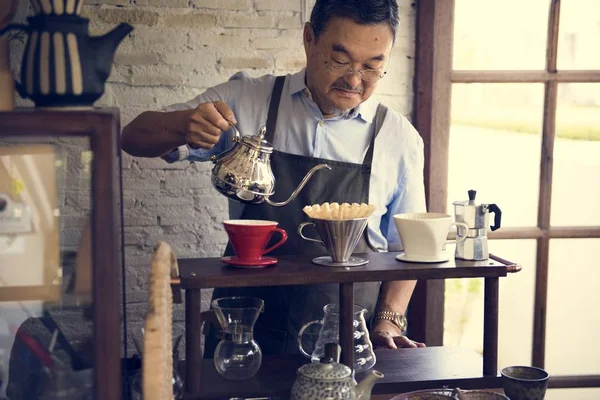 Busbarista przygotowanie kawy — Zdjęcie stockowe