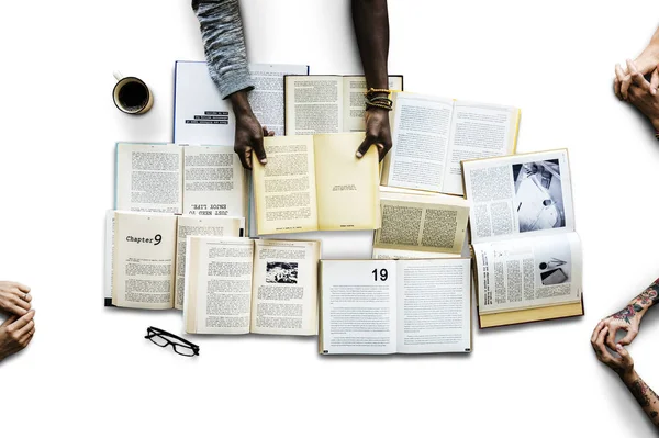 Hände mit Büchersammlung — Stockfoto