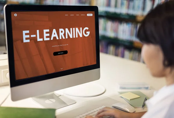 Vrouw te typen op het toetsenbord van de computer — Stockfoto