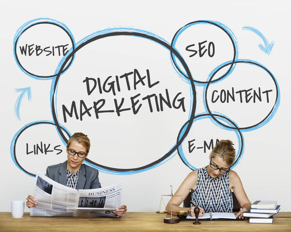 Деловые женщины, работающие за столом
